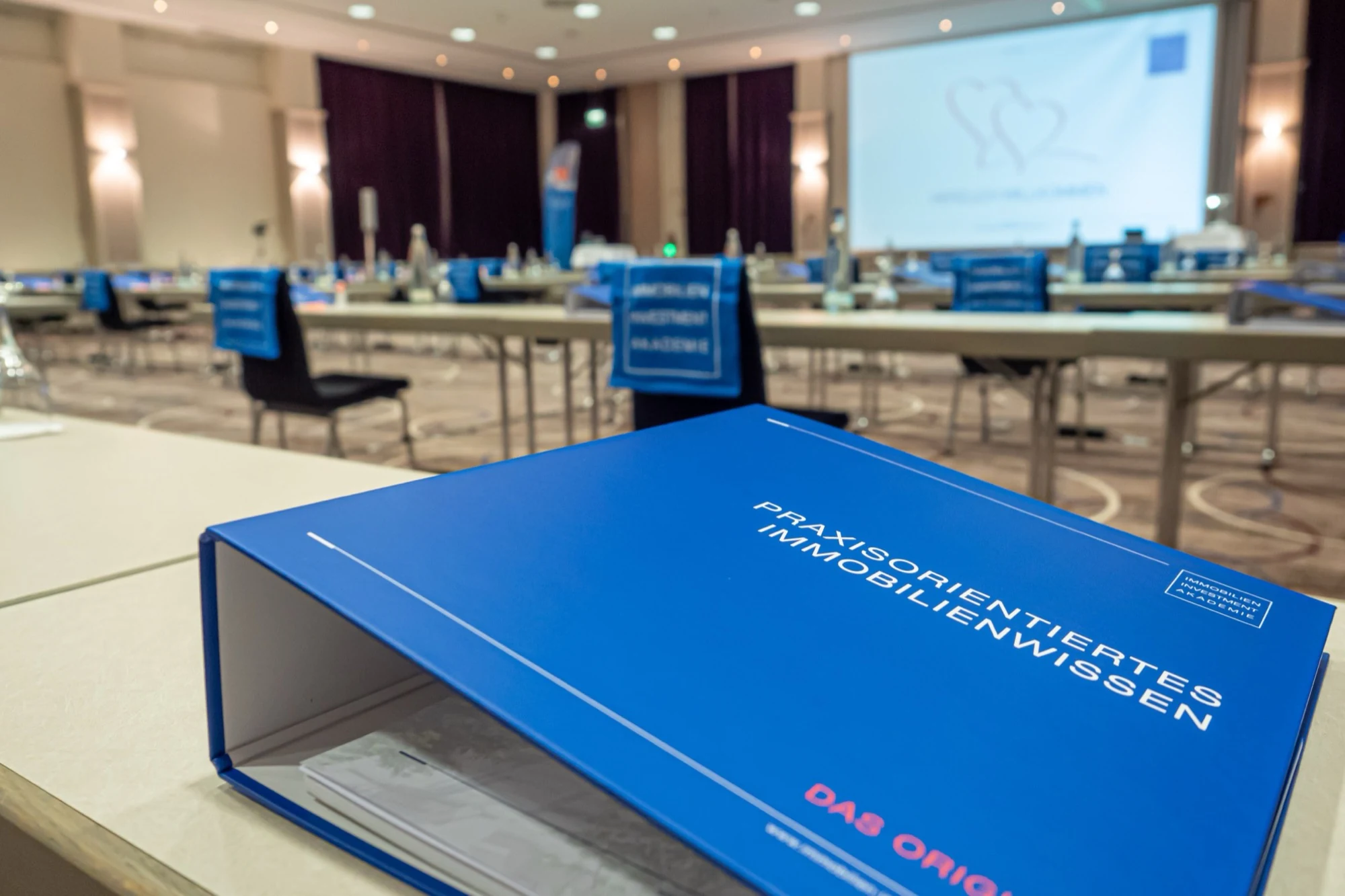 Trainingsraum der Immobilien Investment Akademie: der vorbereitete Saal vor Beginn eines Trainings